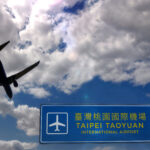 桃園空港に着陸する航空機